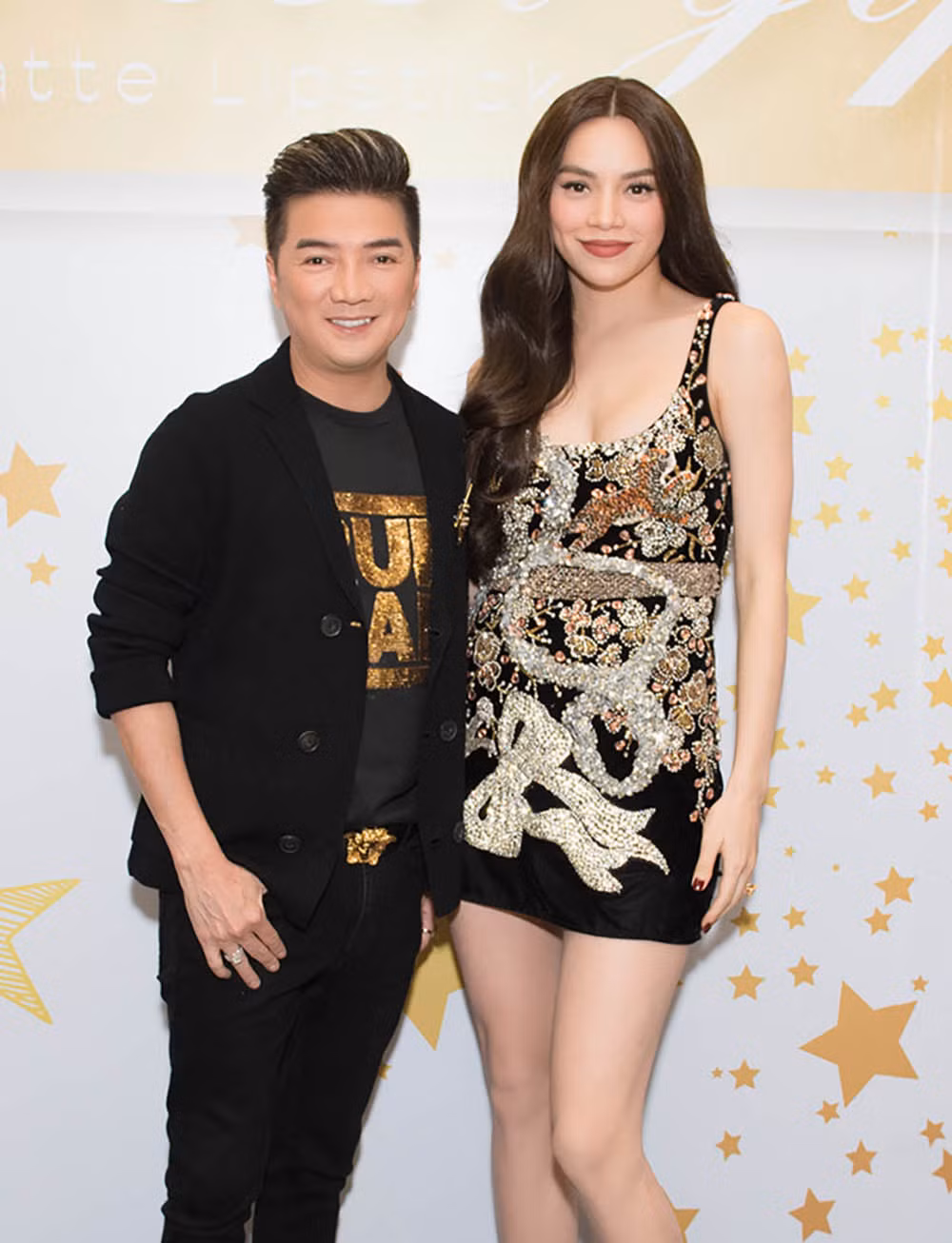 Đàm Vĩnh Hưng, Linh Ka, Misoa, Lâm Bích Tuyền,… là những nghệ sĩ đã đến góp mặt và chung vui cùng Hà Hồ. Ngoài ra, người hâm mộ cũng đứng vây kín xung quanh để gặp gỡ nữ ca sĩ.