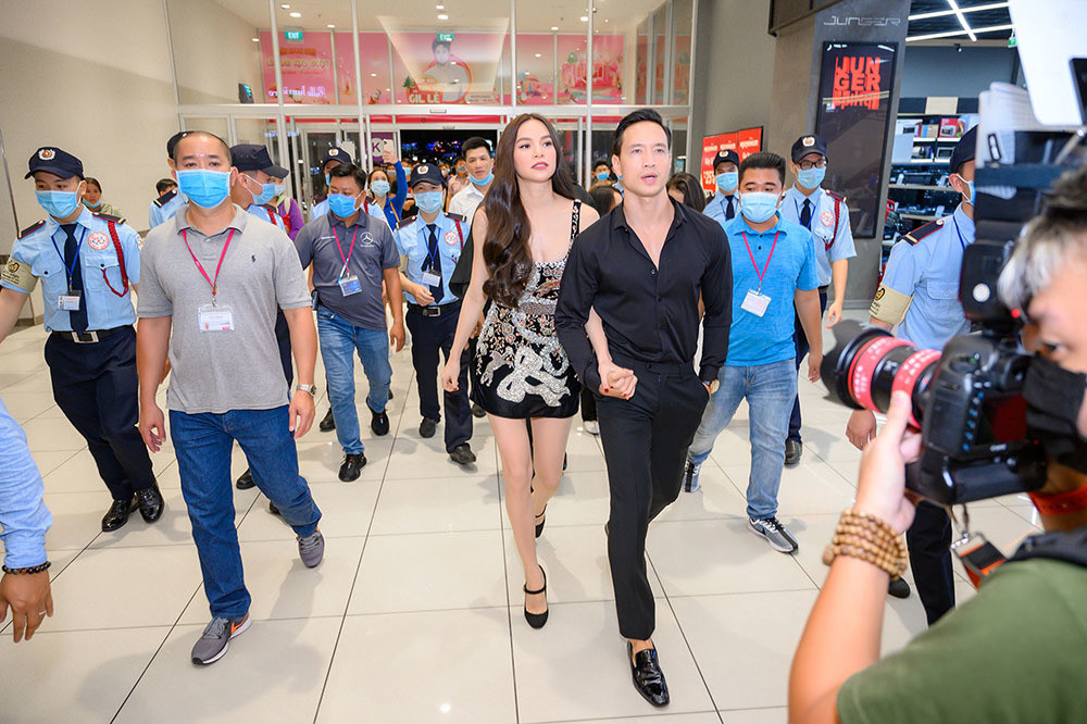 Tối 17/12, Hồ Ngọc Hà sánh đôi cùng Kim Lý trong một sự kiện tại ở TP.HCM. Từ khi công khai hẹn hò đến nay, Kim Lý vẫn luôn sát cánh cùng Hồ Ngọc Hà trong các dự án và hoạt động của cô.