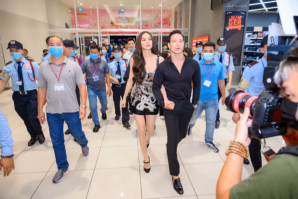 Tối 17/12, Hồ Ngọc Hà sánh đôi cùng Kim Lý trong một sự kiện tại ở TP.HCM. Từ khi công khai hẹn hò đến nay, Kim Lý vẫn luôn sát cánh cùng Hồ Ngọc Hà trong các dự án và hoạt động của cô.