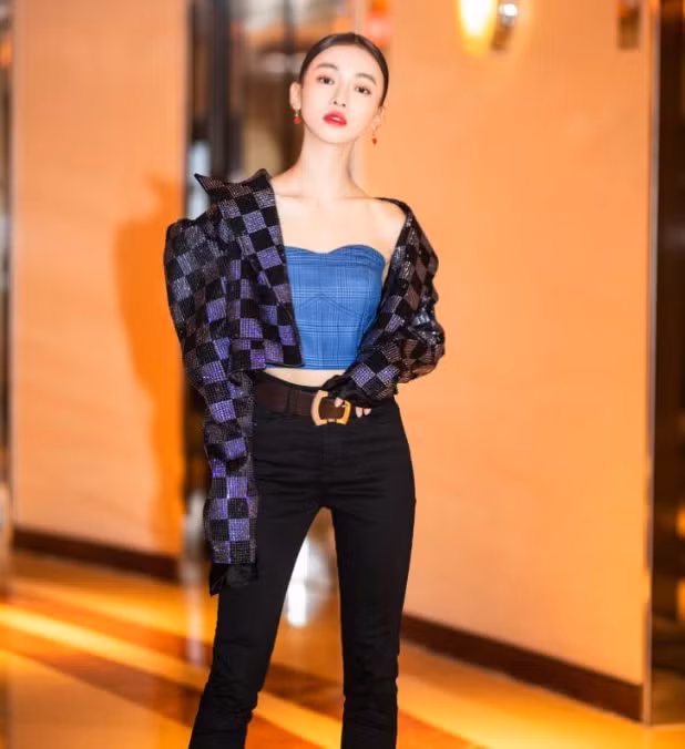 Đến nay đã hơn 2 năm kể từ ngày nổi đình nổi đám với "Diên Hi Công Lược", Ngô Cẩn Ngôn cũng nỗ lực khi tham gia đến 8 bộ phim truyền hình khác nhau. Tuy nhiên, việc nhận hàng loạt phim nhưng kỹ năng diễn xuất không mấy tiến bộ là nguyên nhân chính khiến cho sự nghiệp của cô ngày càng thụt lùi.