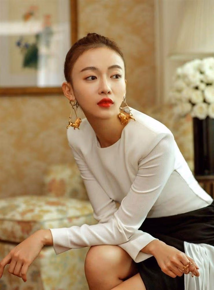 Có thể nói đây là thành công ngoài mong đợi với cả Ngô Cẩn Ngôn và ekip làm phim. Tuy nhiên, sự nổi tiếng đến quá nhanh cũng khiến cho nữ diễn viên vướng vào nhiều rắc rối. Tháng 8/2018, báo Điện ảnh Trung Quốc (ấn phẩm thuộc Đài truyền hình Trung ương Trung Quốc CCTV) lên tiếng tố Ngô Cẩn Ngôn mắc bệnh ngôi sao, thiếu chuyên nghiệp.