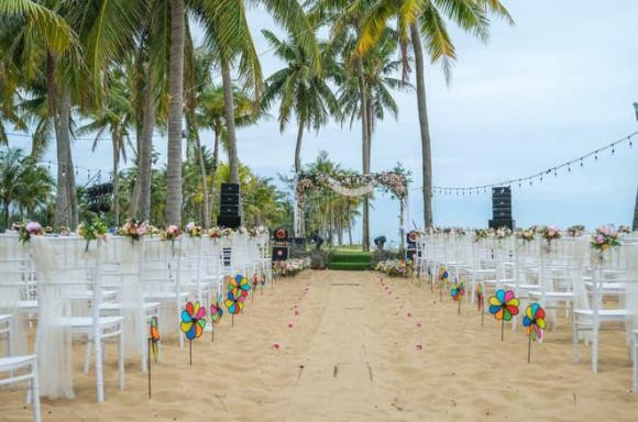 Được biết, chiều tối qua (23/12), nam diễn viên và vợ doanh nhân đã tổ chức tiệc báo hỷ tại một bờ biển ở Phú Quốc – nơi cặp đôi lần đầu gặp nhau và nảy sinh tình yêu. Vì bận lịch quay phim nên toàn bộ khâu chuẩn bị cho đám cười đều do vợ Quý Bình và người nhà cô tự làm từ trang trí sân khấu, sắp xếp chỗ chụp ảnh, chuẩn bị đồ ăn. Trên trang cá nhân bà xã Quý Bình cũng bày tỏ: "Hoàng hôn là ánh nắng rực rỡ nhất nhưng không chói chang. Và nhất là ánh nắng cho em và anh nhiều kỷ niệm đẹp. Nếu không có hoàng hôn thì bình minh không gõ cửa. Em đợi mình về".