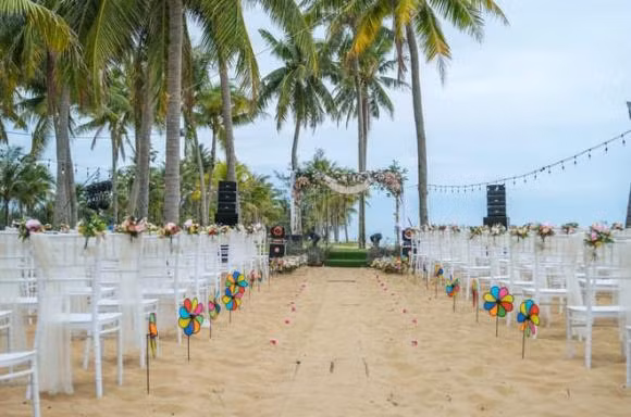 Được biết, chiều tối qua (23/12), nam diễn viên và vợ doanh nhân đã tổ chức tiệc báo hỷ tại một bờ biển ở Phú Quốc – nơi cặp đôi lần đầu gặp nhau và nảy sinh tình yêu. Vì bận lịch quay phim nên toàn bộ khâu chuẩn bị cho đám cười đều do vợ Quý Bình và người nhà cô tự làm từ trang trí sân khấu, sắp xếp chỗ chụp ảnh, chuẩn bị đồ ăn. Trên trang cá nhân bà xã Quý Bình cũng bày tỏ: "Hoàng hôn là ánh nắng rực rỡ nhất nhưng không chói chang. Và nhất là ánh nắng cho em và anh nhiều kỷ niệm đẹp. Nếu không có hoàng hôn thì bình minh không gõ cửa. Em đợi mình về".