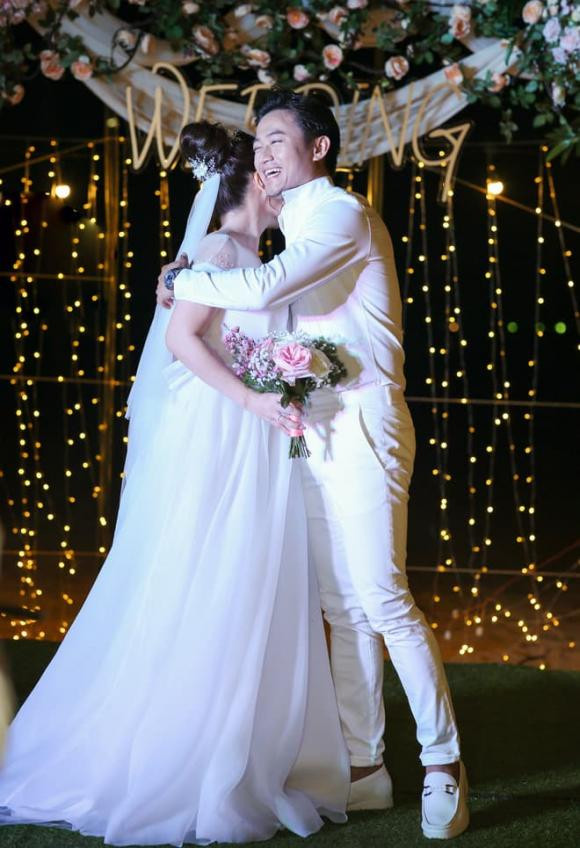 Với nơi kỷ niệm ngày quen nhau nên đây sẽ là cột mốc đáng nhớ của đôi vợ chồng trẻ. Nam diễn viên liên tục ôm vợ và đôi khi lại rơi giọt nước mắt vì quá hạnh phúc.