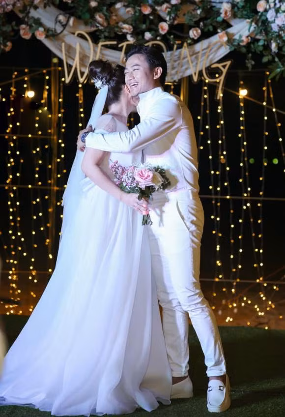 Với nơi kỷ niệm ngày quen nhau nên đây sẽ là cột mốc đáng nhớ của đôi vợ chồng trẻ. Nam diễn viên liên tục ôm vợ và đôi khi lại rơi giọt nước mắt vì quá hạnh phúc.