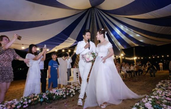 Quý Bình dành cho người bạn đời ca khúc ngọt ngào trước khi bước vào lễ đường. Anh bất ngờ ra phía hậu đài và hát ca khúc Nợ nhau cả một đời, anh vừa hát vừa cười và nắm tay bà xã lên sân khấu. Theo Quý Bình chia sẻ, ca khúc Nợ nhau cả một đời là món quà anh đặt riêng nhạc sĩ Võ Hoài Phúc viết. Nam diễn viên đã có buổi ngồi riêng rất lâu với nhạc sĩ để kể lại những kỷ niệm tình yêu của mình và vợ để nhạc sĩ có chất liệu tạo nên ca khúc theo đúng mong muốn của anh.