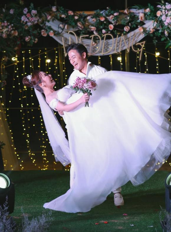 Không chỉ hôn, Quý Bình còn bế bổng vợ. Nam diễn viên tiết lộ anh bị chinh phục bởi sự nữ tính và giọng nói ngọt ngào của Ngọc Tiền. "Sau khi được mời đến biểu diễn ở công ty của Ngọc Tiền, lần đầu đi sự kiện tôi thấy một người có giọng nói nhỏ nhẹ, ngọt ngào như vậy. Ấn tượng đó khiến tôi để ý tới cô ấy" , Quý Bình nói.