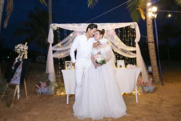 Hiện tại, sau bao nhiêu mối tình dang dở Quý Bình cũng tìm được chốn bình yên, xây dựng tổ ấm với bà xã doanh nhân Ngọc Tiền. Người hâm mộ cặp đôi sớm có tin vui trong thời gian tới.