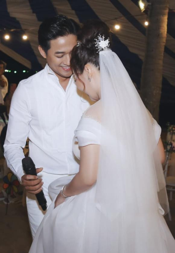 Vợ chồng diễn viên Quý Bình liên tục nở nụ cười hạnh phúc trong ngày vui.