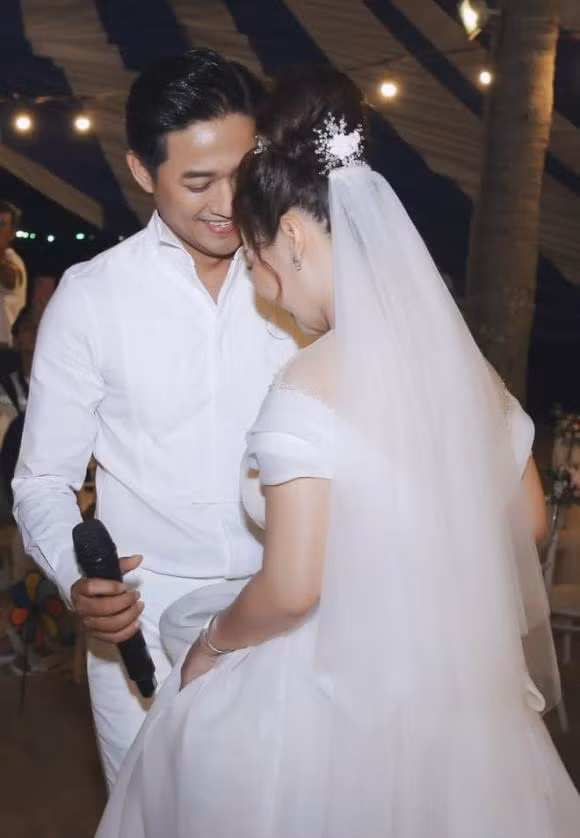 Vợ chồng diễn viên Quý Bình liên tục nở nụ cười hạnh phúc trong ngày vui.