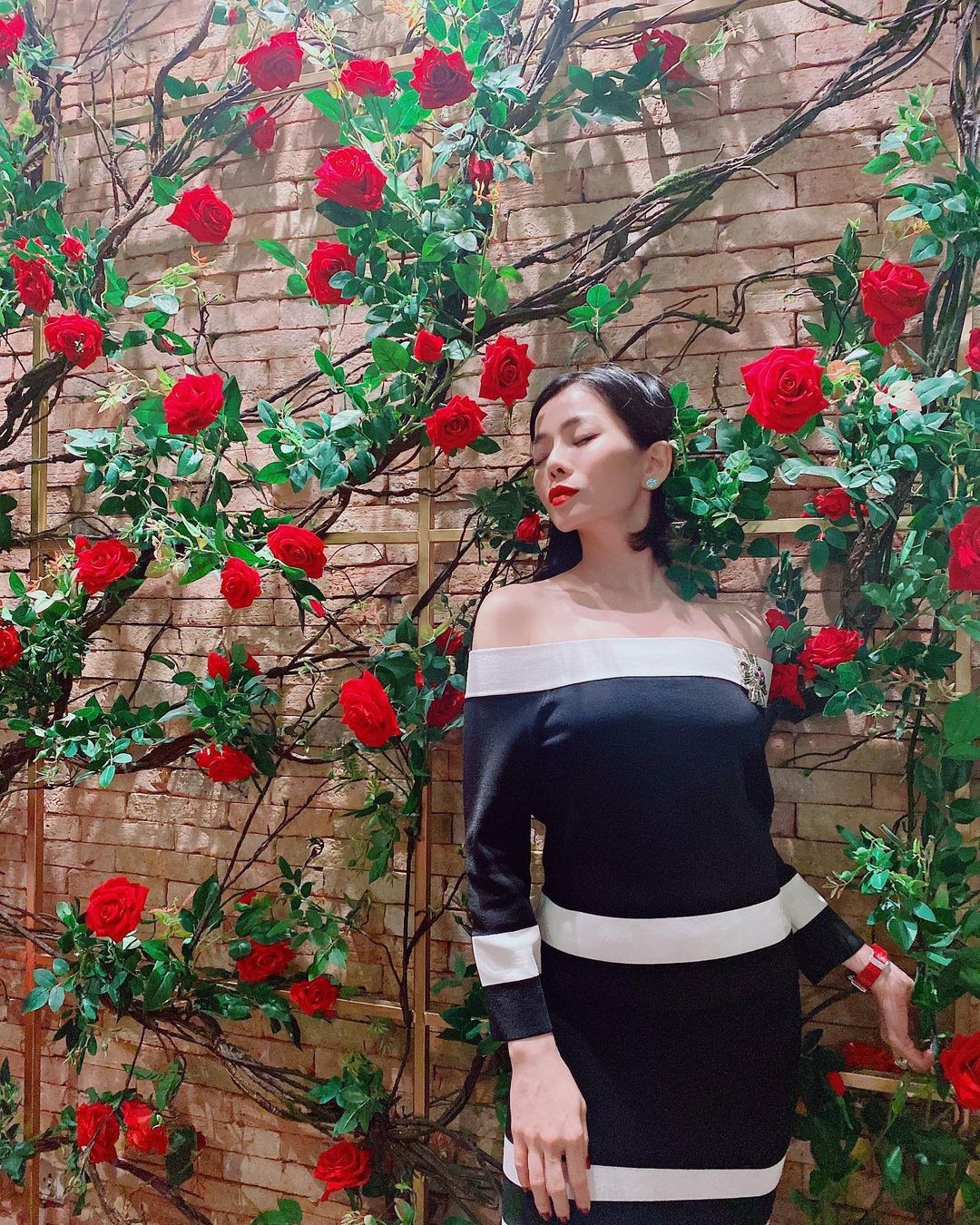 "Đừng quên rằng, em cũng chỉ là người đàn bà nhỏ bé", Lệ Quyên tiếp tục đăng ảnh với những dòng tâm trạng ưu tư.