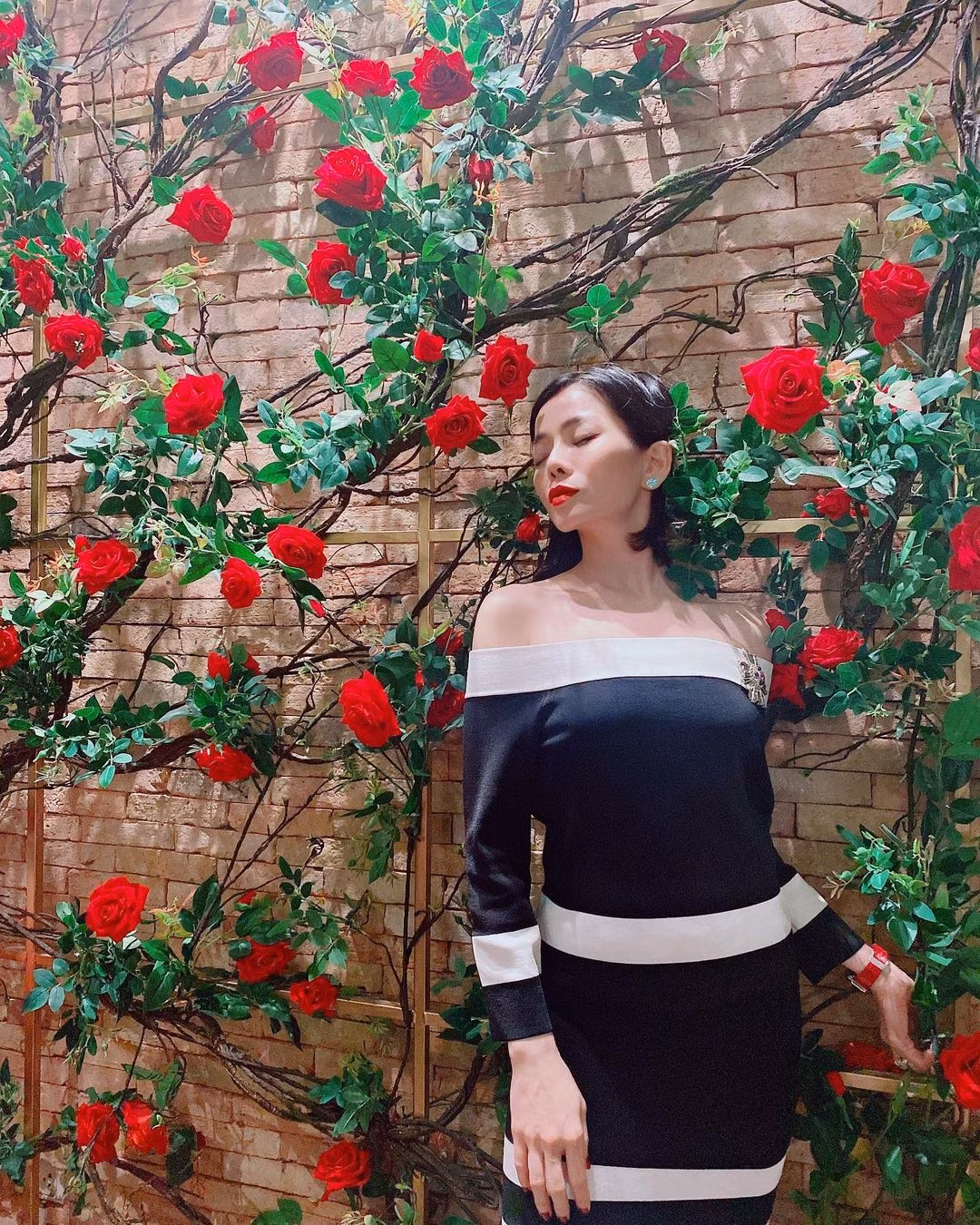 "Đừng quên rằng, em cũng chỉ là người đàn bà nhỏ bé", Lệ Quyên tiếp tục đăng ảnh với những dòng tâm trạng ưu tư.