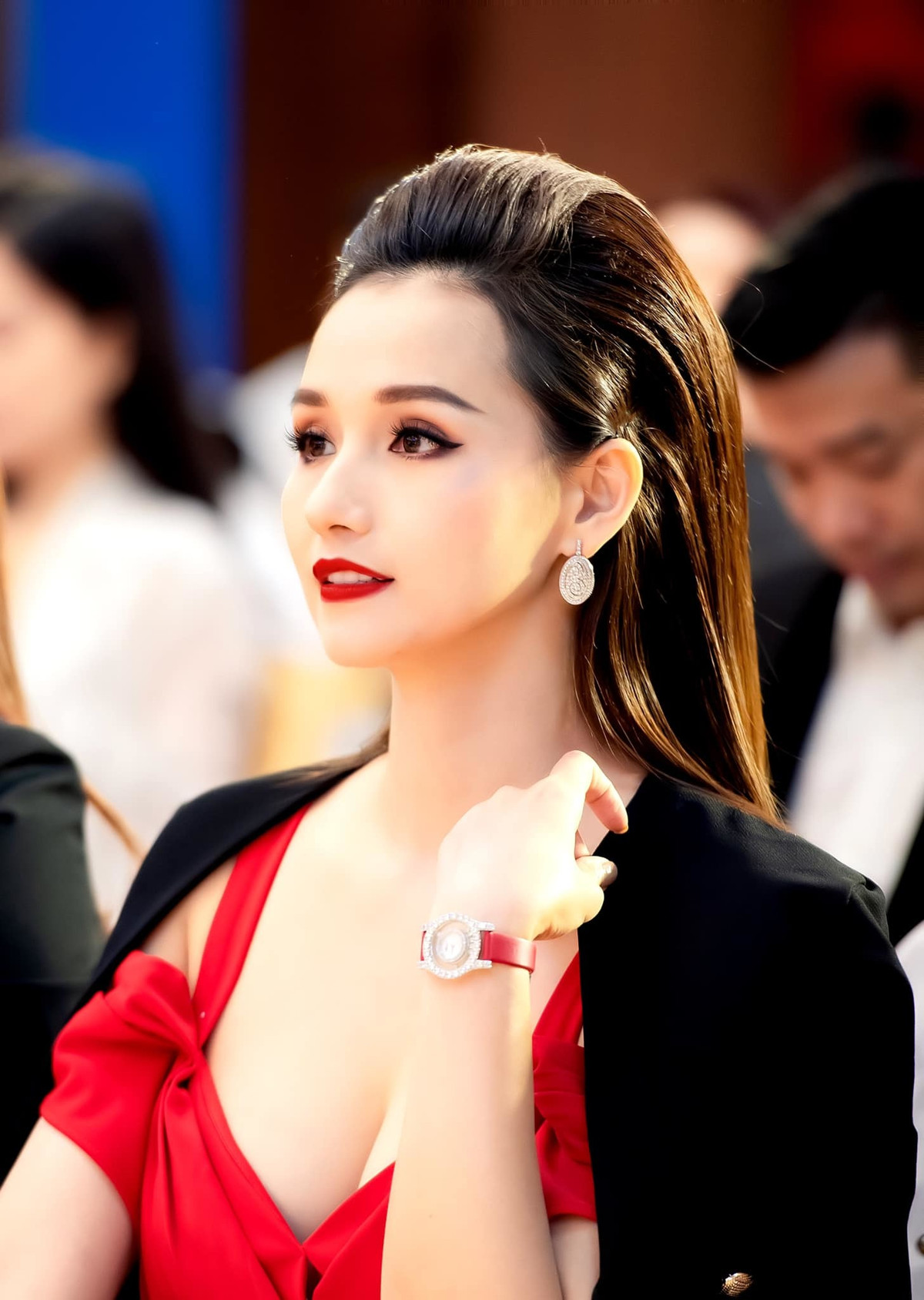 Lã Thanh Huyền diện đầm đỏ rực để hưởng ứng dịp Noel sắp tới, khoe khéo vòng 1 lấp ló.