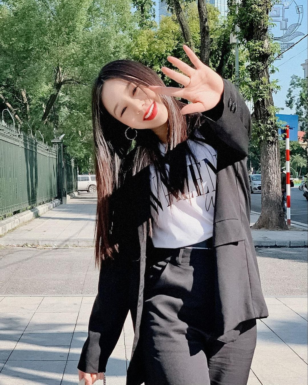 Quỳnh Kool diện style năng động nhưng vẫn vô cùng xinh đẹp.