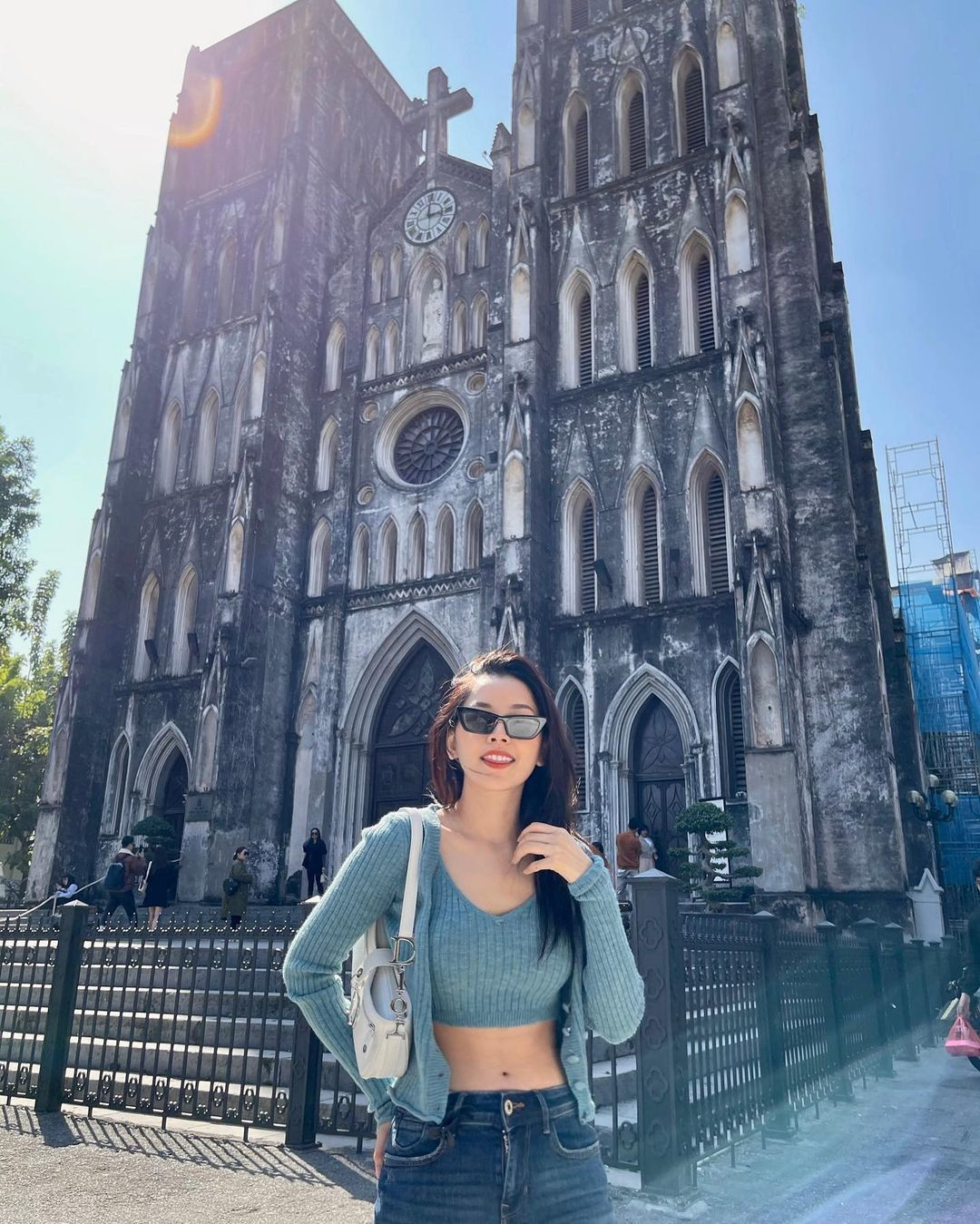 Chi Pu đăng ảnh khoe vòng eo con kiến, thoải mái đi chơi cùng bạn bè khi về Hà Nội.