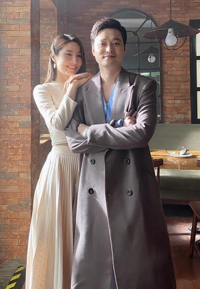 Quang Vinh chụp ảnh cùng Diễm My thân thiết trên phim trường. Nữ diễn viên vừa tham gia vào dự án MV trở lại của anh.