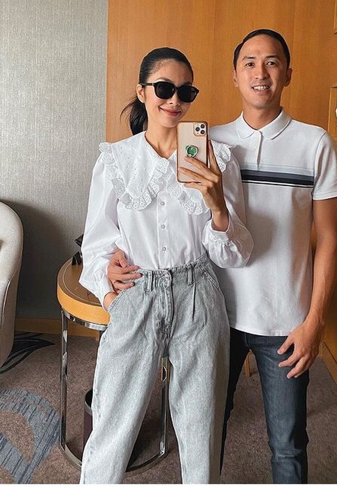 Hà Tăng cùng ông xã diện đồ đôi cùng xuống phố gặp gỡ bạn bè. Nữ diễn viên tâm sự công việc bận rộn khiến cô quên mất thời gian dành cho bản thân.