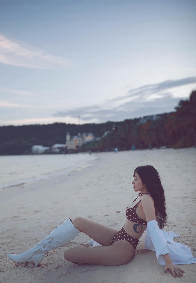 Bảo Anh với sắc vóc gợi cảm ngồi ngắm biển. "Hãy chấp nhận những điều chưa hoàn hảo cũng như mở lòng để cải tạo chúng", cô nhắn nhủ bản thân.