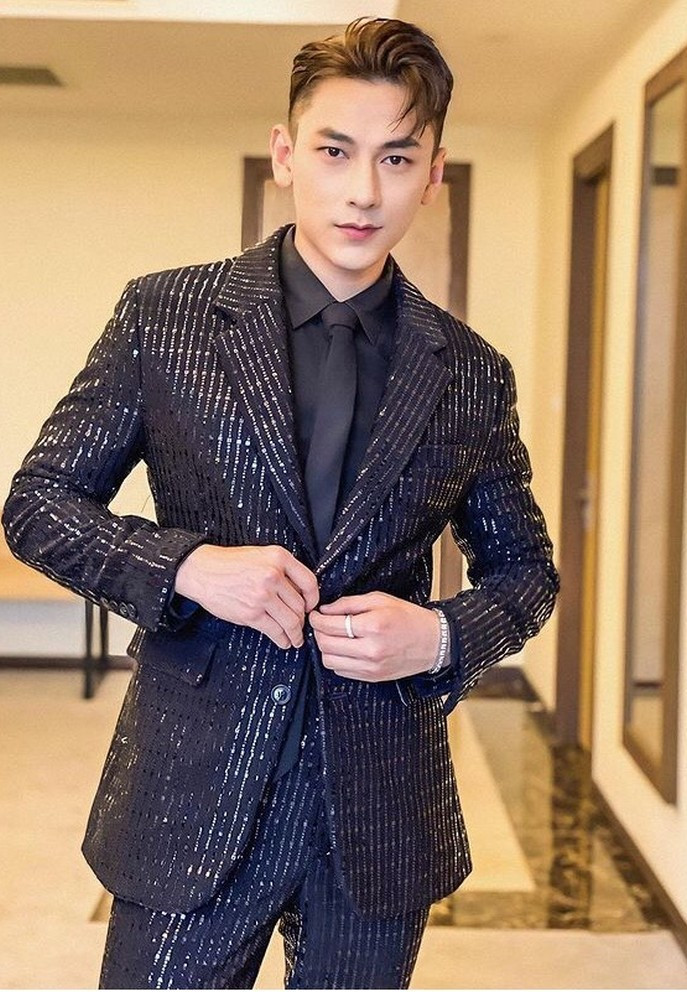 Isaac lịch lãm với vest đính kết khi tham gia sự kiện cuối tuần.