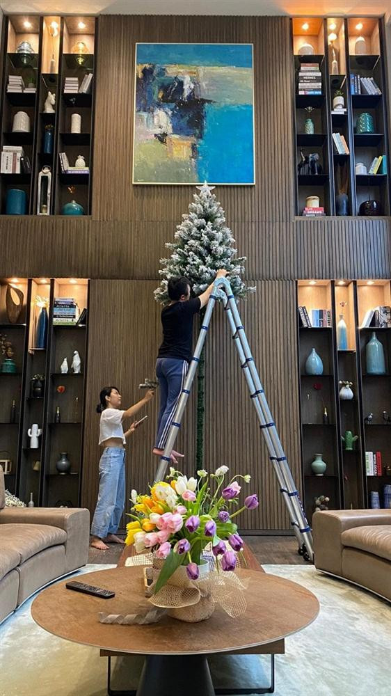 ù còn hơn 3 tuần nữa mới tới Giáng sinh và khá bận rộn với công việc, song Cường Đô La vẫn không quên sắm cây thông lớn đặt trong phòng khách để đón dịp lễ quan trọng cuối năm.