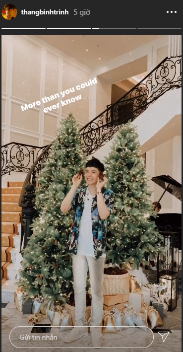 rên trang cá nhân, Trịnh Thăng Bình cũng có khoảnh khắc "check-in" bên những cây thông lớn.