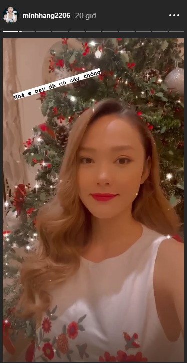 inh Hằng cũng "nhá hàng" bằng một cây thông Noel to đẹp.