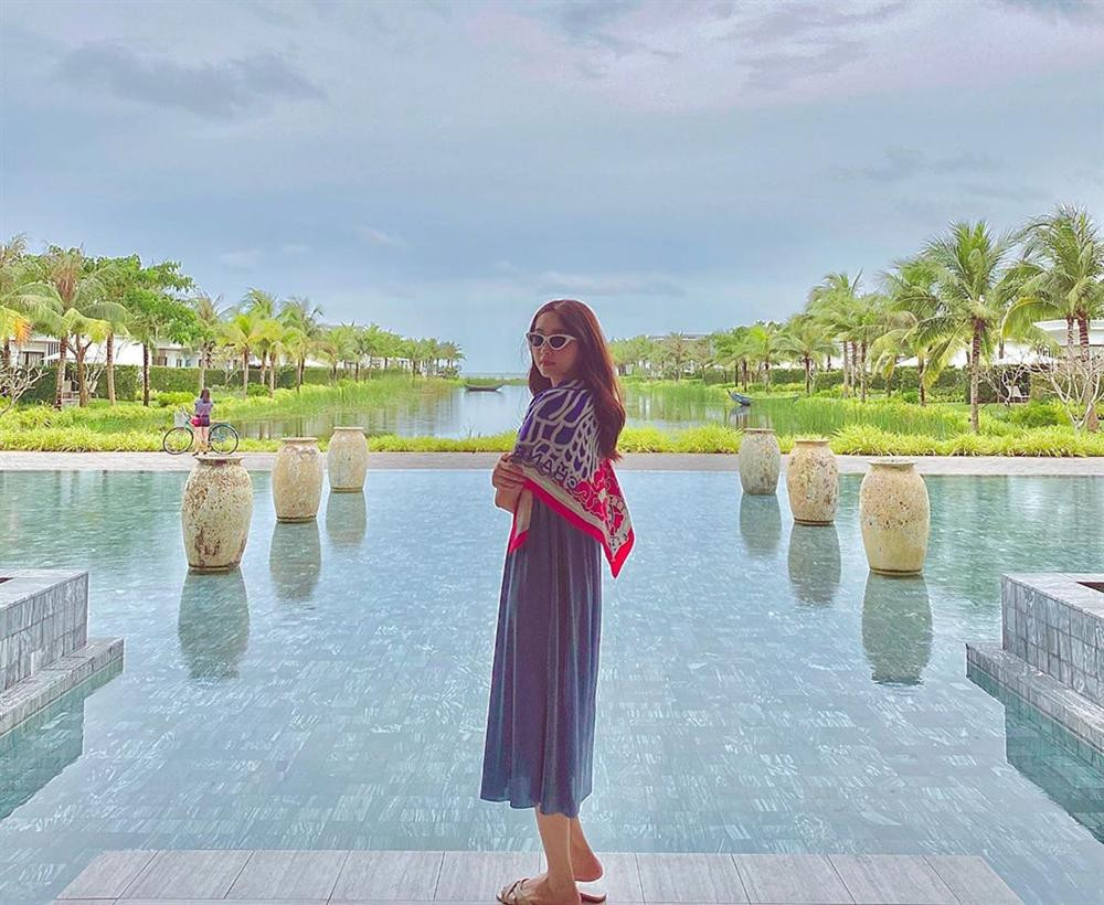 oa hậu Việt Nam 2012 vẫn giữ được vóc dáng mảnh mai dù là mẹ bỉm sữa.