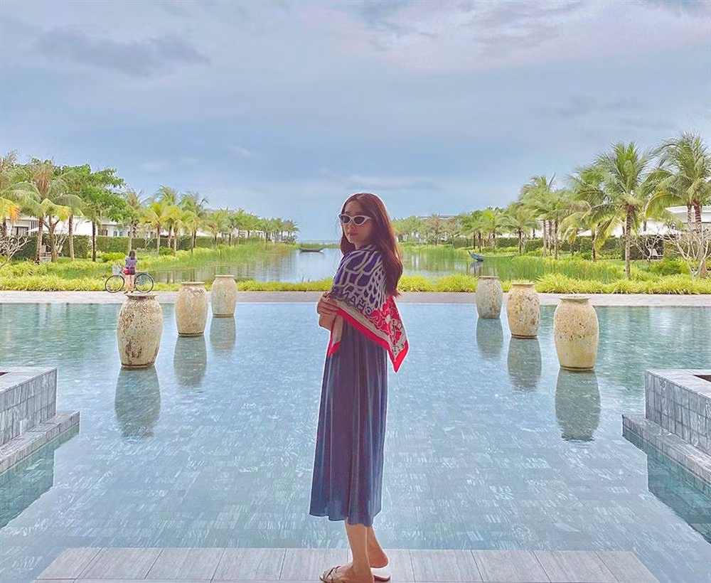 Hoa hậu Việt Nam 2012 vẫn giữ được vóc dáng mảnh mai dù là mẹ bỉm sữa.