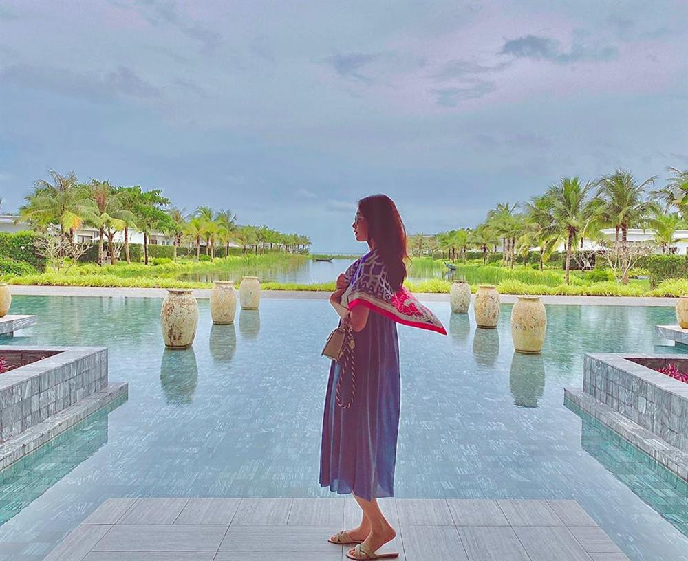 "Lâu quá mới thấy chị xuất hiện, càng xinh"; "Như tiên nữ giáng trần"; "Trẻ trung hoài vậy luôn"; "Đẹp quá, không nghĩ chị đã có 2 con"; "Mẹ bỉm như gái 18 ấy"; "Càng sinh baby càng đẹp thì phải"; "Xinh như một thiền thần"..., bạn bè Đặng Thu Thảo và cư dân mạng bình luận.