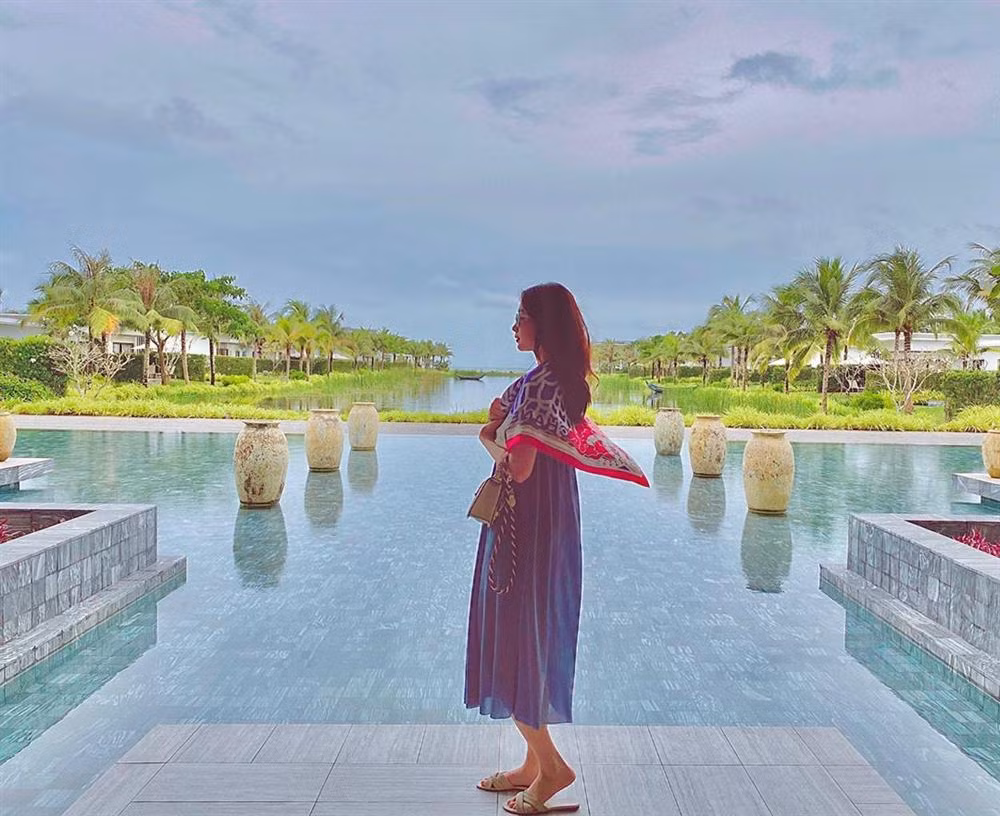 "Lâu quá mới thấy chị xuất hiện, càng xinh"; "Như tiên nữ giáng trần"; "Trẻ trung hoài vậy luôn"; "Đẹp quá, không nghĩ chị đã có 2 con"; "Mẹ bỉm như gái 18 ấy"; "Càng sinh baby càng đẹp thì phải"; "Xinh như một thiền thần"..., bạn bè Đặng Thu Thảo và cư dân mạng bình luận.