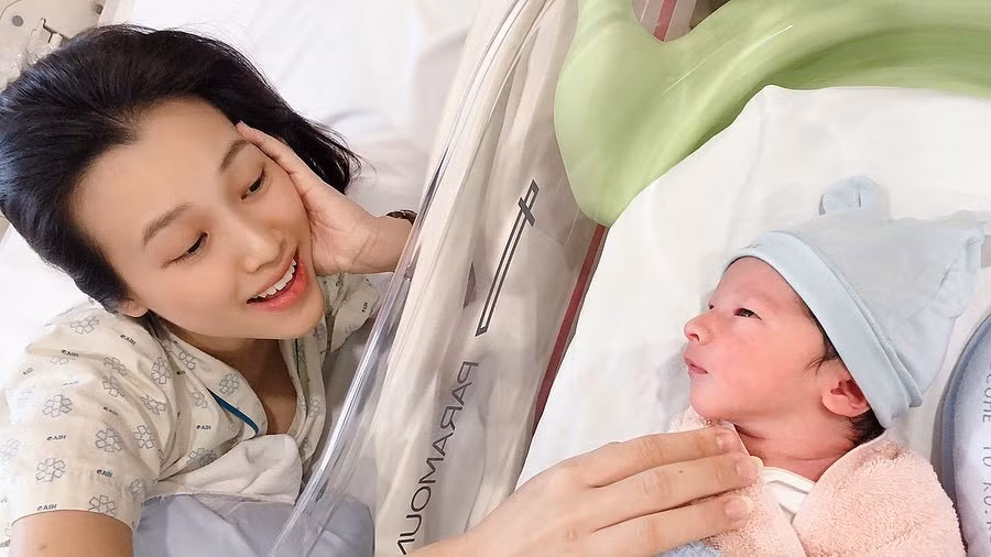 "Từ khi có con cuộc đời này thật dễ thương", Hoàng Oanh chia sẻ hình ảnh hạnh phúc bên con trai.