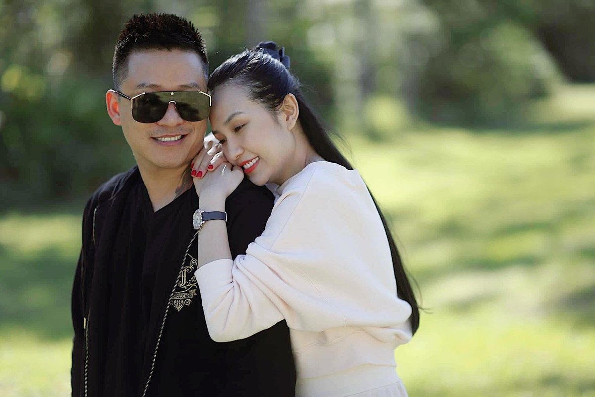 Sao Việt hôm nay 8/12: Vợ ca sĩ Tuấn Hưng đăng ảnh cũ kèm dòng chia sẻ: ''Chuẩn bị 7 năm 1 chặng đường rồi đây, nhanh thật''.