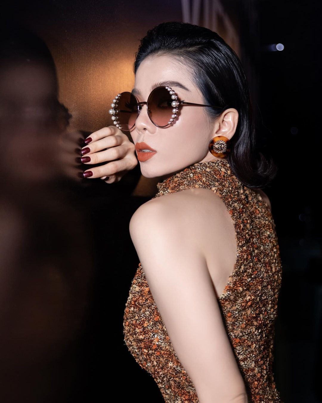 Lệ Quyên diện đồ sang chảnh khoe vai thon.