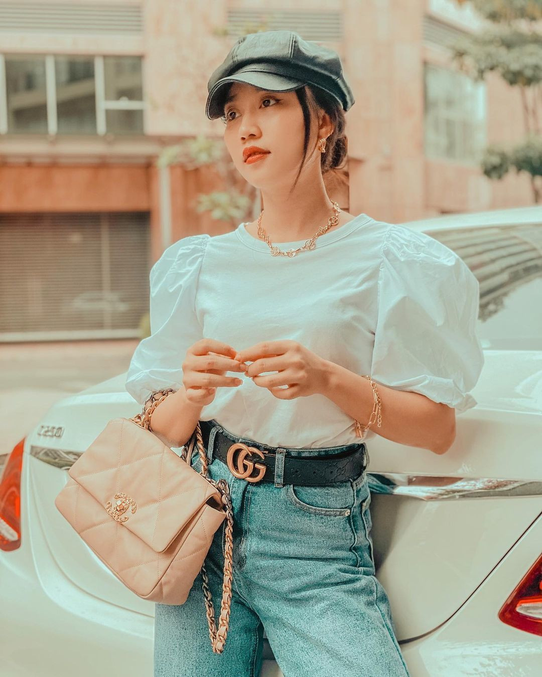 Diễn viên Huỳnh Hồng Loan trẻ trung với set đồ năng động, cá tính.