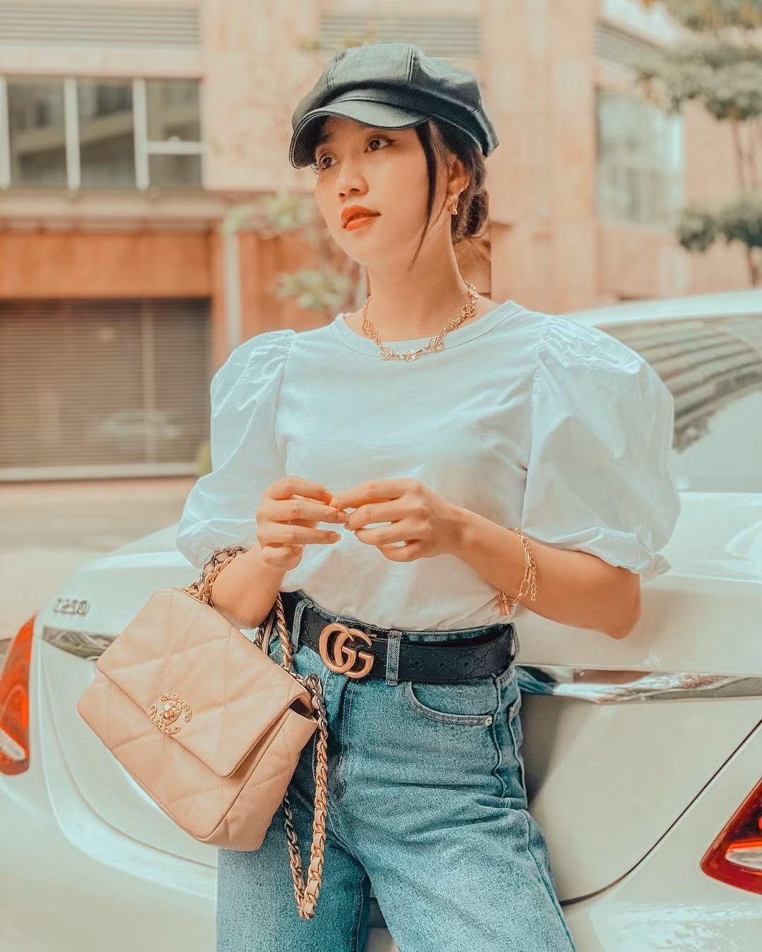 Diễn viên Huỳnh Hồng Loan trẻ trung với set đồ năng động, cá tính.