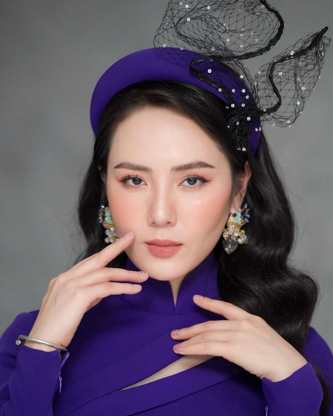 "Mũi đẹp mắt đẹp môi đẹp, trời ơi Linh cái gì cũng đẹp", ca sĩ Phương Linh đăng hình kèm theo chia sẻ vui tươi.