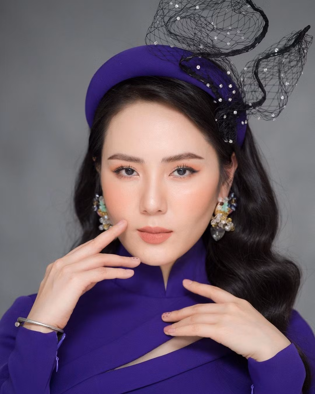 "Mũi đẹp mắt đẹp môi đẹp, trời ơi Linh cái gì cũng đẹp", ca sĩ Phương Linh đăng hình kèm theo chia sẻ vui tươi.