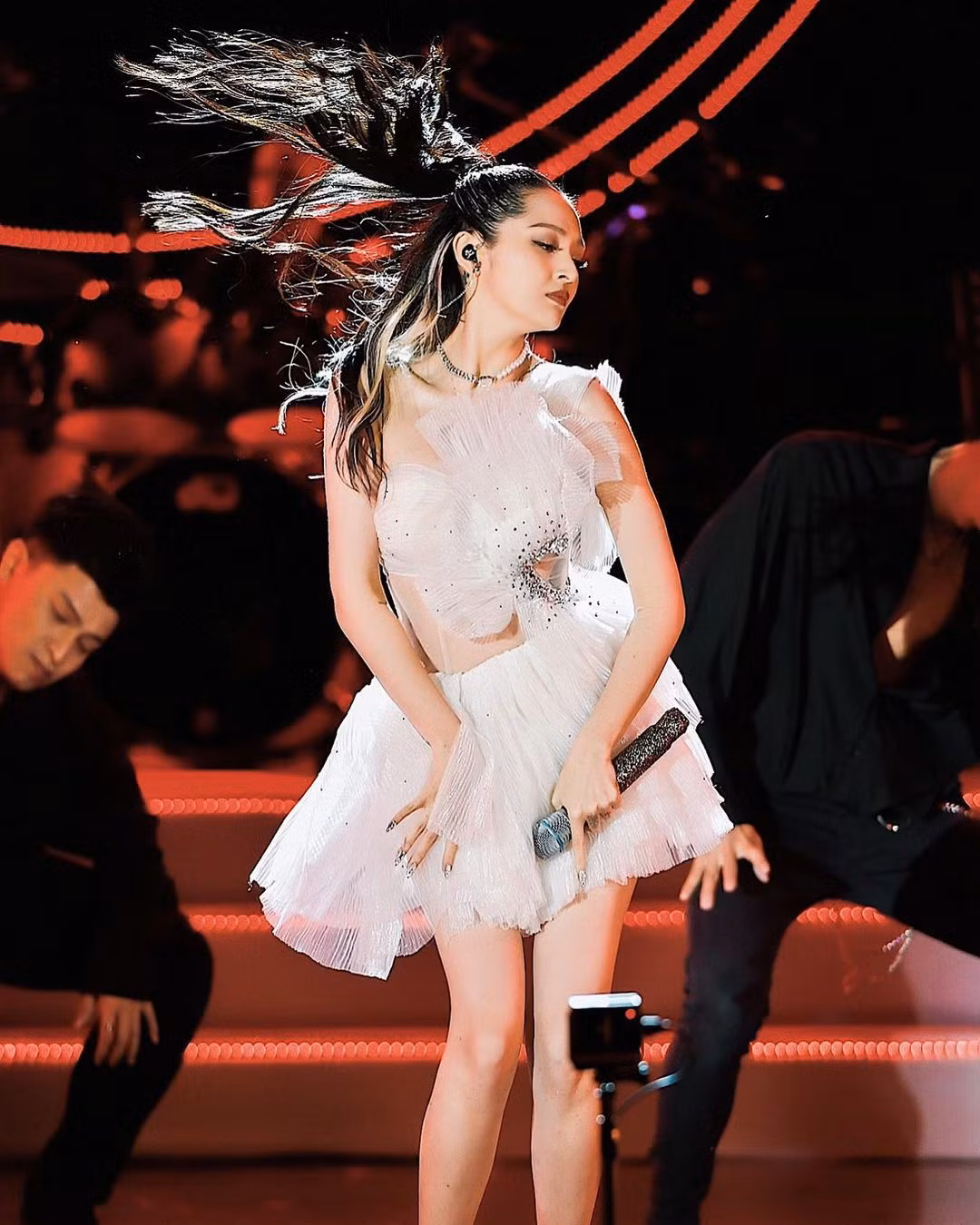 Ca sĩ Bảo Anh chia sẻ hình ảnh bốc lửa trình diễn trên sân khấu.