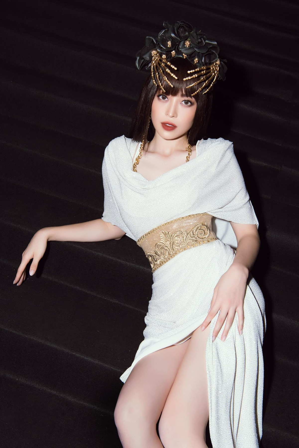 Á hậu Bùi Phương Nga quyến rũ khác hẳn ngày thường.