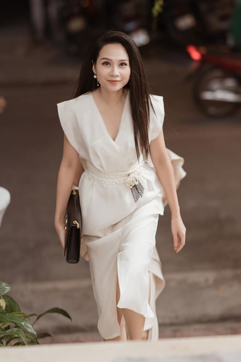 MC Mỹ Lan xinh đẹp và tự nhủ: ''Nếu biết trước bước lên bậc cầu thang là auto có ảnh... thì sẽ auto diễn sâu hơn nhiều''.