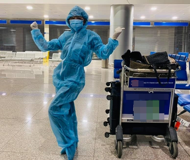 Ngoài việc mặc quần áo bảo hộ, MC Kỳ Duyên còn đeo kính và găng tay để đi chuyển một cách an toàn trong mùa dịch.