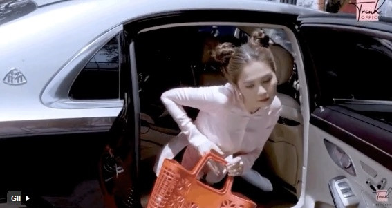 Đã chơi là không ngại "lố", từ nữ chủ tịch sang chảnh ngút ngàn, Ngọc Trinh lại hóa thân thành gái quê trong trang phục áo bà ba, quần đen, chân đi dép tổ ong, tay xách làn đi chợ. Dù diện đồ kín mít nhưng "nữ hoàng nội y" vẫn phô diễn được đường cong hình thể trong chiếc áo cánh ôm sát. Cô còn hack tuổi cực đỉnh với kiểu tóc núi Natra huyền thoại.