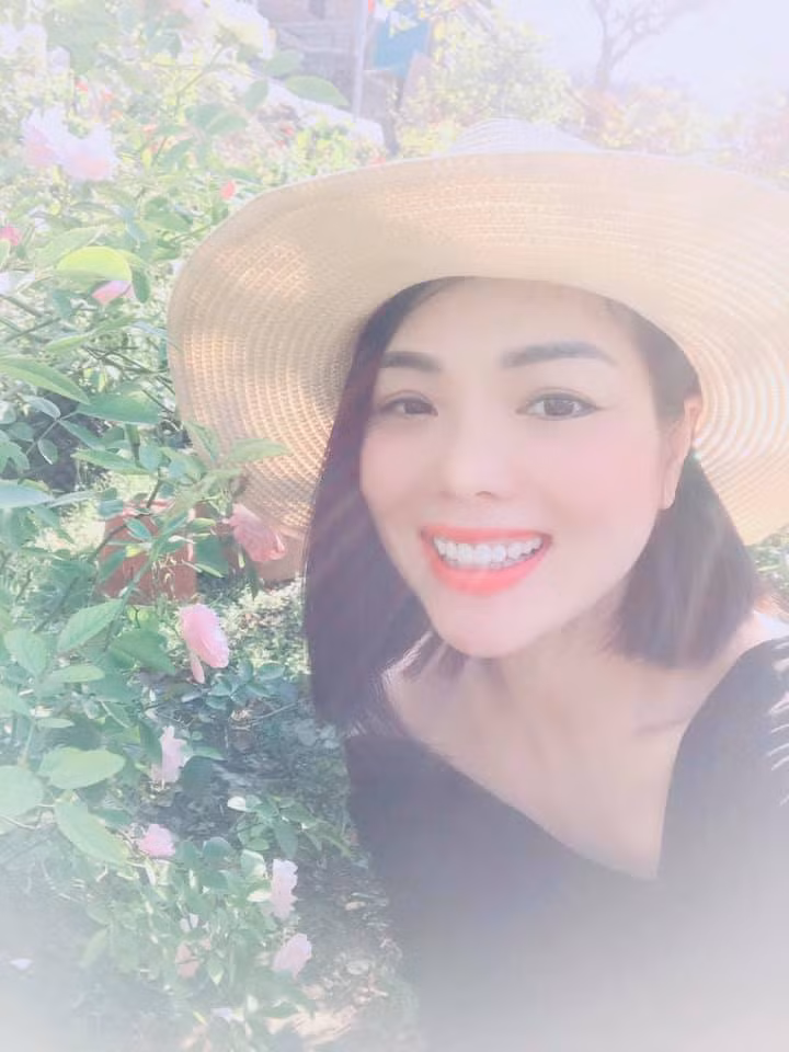 MC Bạch Dương tâm sự chuyện cô nghỉ công việc biên chế nhà nước, từ bỏ chức vụ không hoàn toàn là hy sinh sự nghiệp vì gia đình. Theo cô, quan trọng là bạn lấy gì làm trọng tâm trong mỗi giai đoạn cuộc đời.