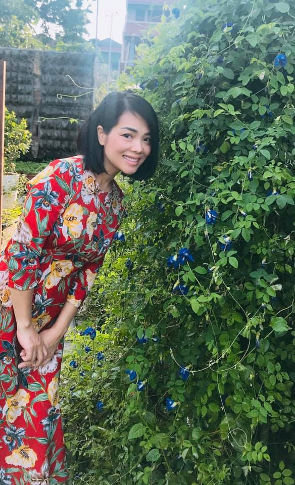 Nữ MC có thời gian làm vườn, chăm sóc các cây hoa lá mọc quanh nhà.