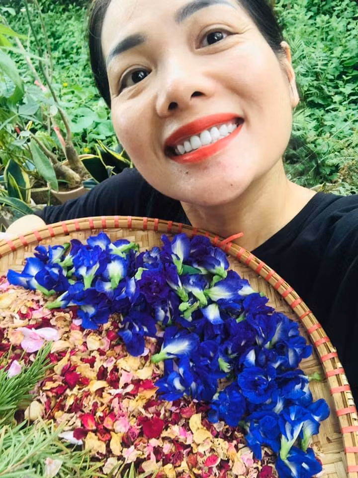 Căn nhà của MC Bạch Dương cách trung tâm thành phố không xa nhưng rộng rãi thoáng mát. Đặc biệt, nữ MC thường tận dụng những bông hoa khi tàn để phơi khô, làm nước uống có lợi cho sức khoẻ.