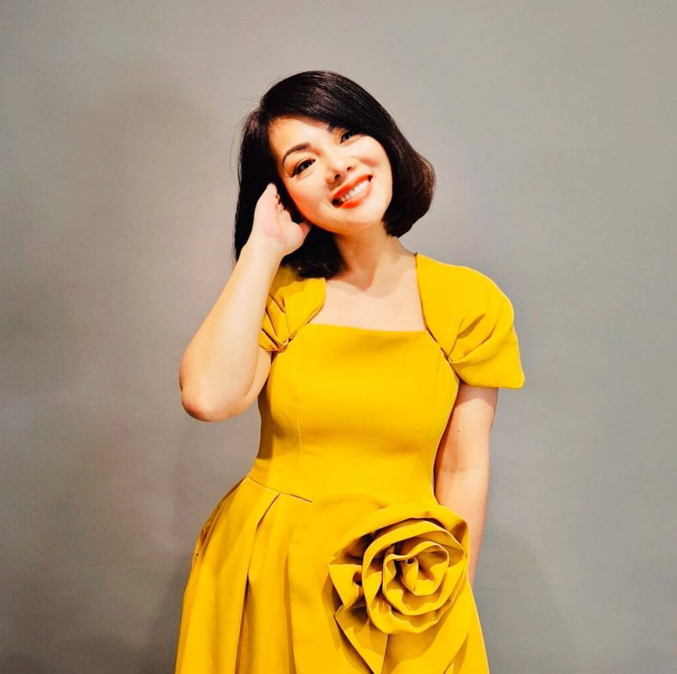 "20 năm công việc là trọng tâm, giờ thì trọng tâm là con cái. Tâm huyết với bao chương trình, bao dự án xã hội mà nhỡ không dành đủ thời gian cho các con, nhất là đến giai đoạn nó rất cần mình, để nó không trở thành được 'phiên bản tốt nhất của nó' thì cũng là dở lắm. Mà mẹ cháu cũng phải nói thật là, mẹ cháu tự nhận thấy mình khó mà cả giỏi việc nước, đảm việc nhà", MC Bạch Dương nói.