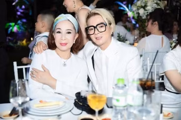 Vu Ha khoe loat anh tinh tu ben vo dai gia hon 8 tuoi-Hinh-4