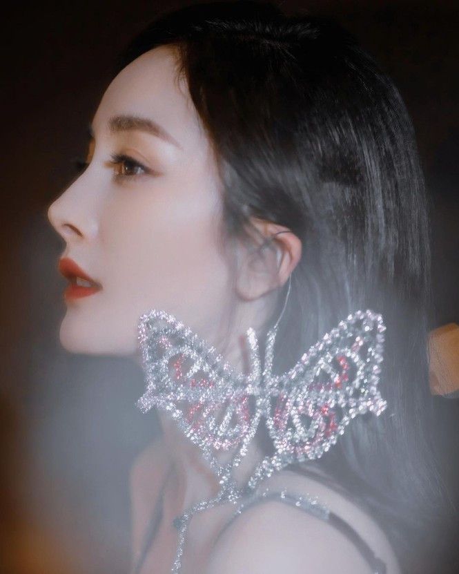 ##s###Mỹ nhân Hoa ngữ sở hữu góc nghiêng hoàn hảo với thần thái mê hoặc. 