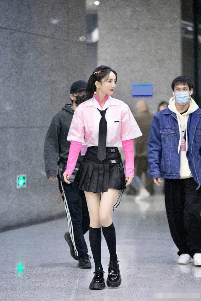 ##s###Mới đây, chùm ảnh Dương Mịch tham gia show truyền hình Kỳ Ba Nói càng khiến người hâm mộ phấn khích.