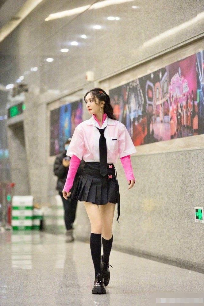 ##s###Dù vướng nhiều thị phi, bị chỉ trích là ít quan tâm con gái cũng như tin đồn cặp kè trai trẻ kém tuổi Ngụy Đại Huân nhưng Dương Mịch vẫn là ngôi sao hút fan với danh tiếng khó ai sánh kịp.